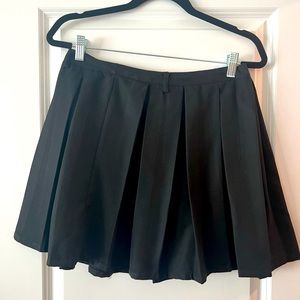 Hot Topic black pleated mini skirt